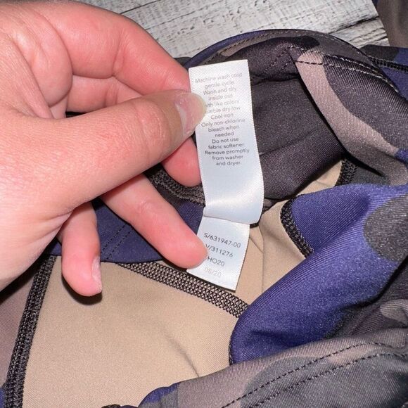 Athleta Ultimate Stash Pocket Printed Camo 7/8 Tight | Size Small - Picture 8 of 9